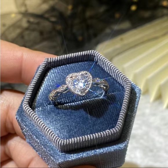 New Women’s 925 Silver Romantic Heart Diamond Ring - Picture 6 of 7